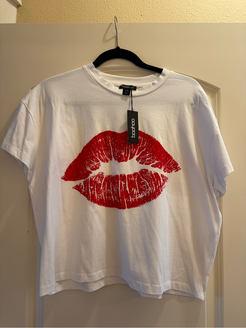 NWT Boohoo rhinestone lips t-shirt